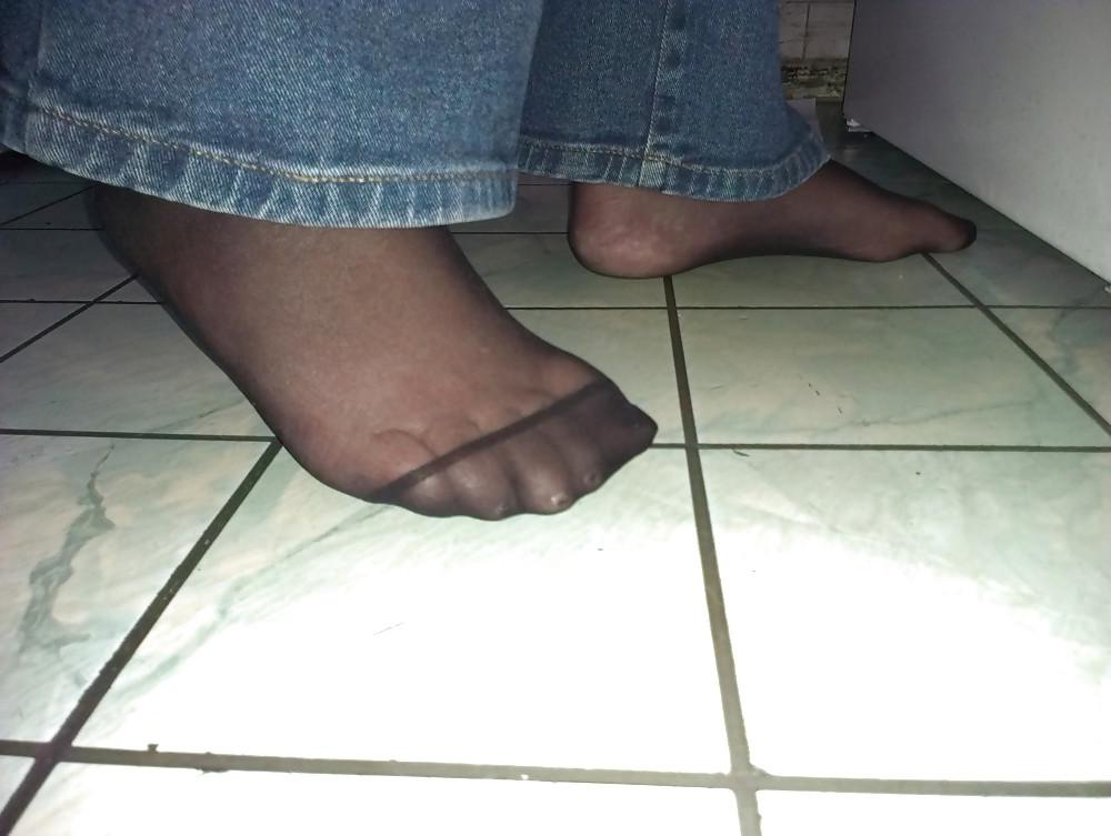 7P 46 yo feet in the kitchen