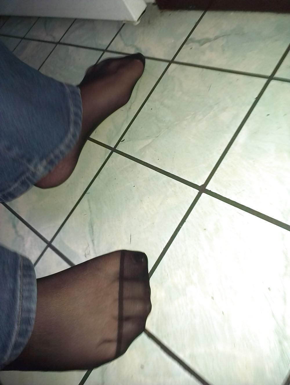7P 46 yo feet in the kitchen