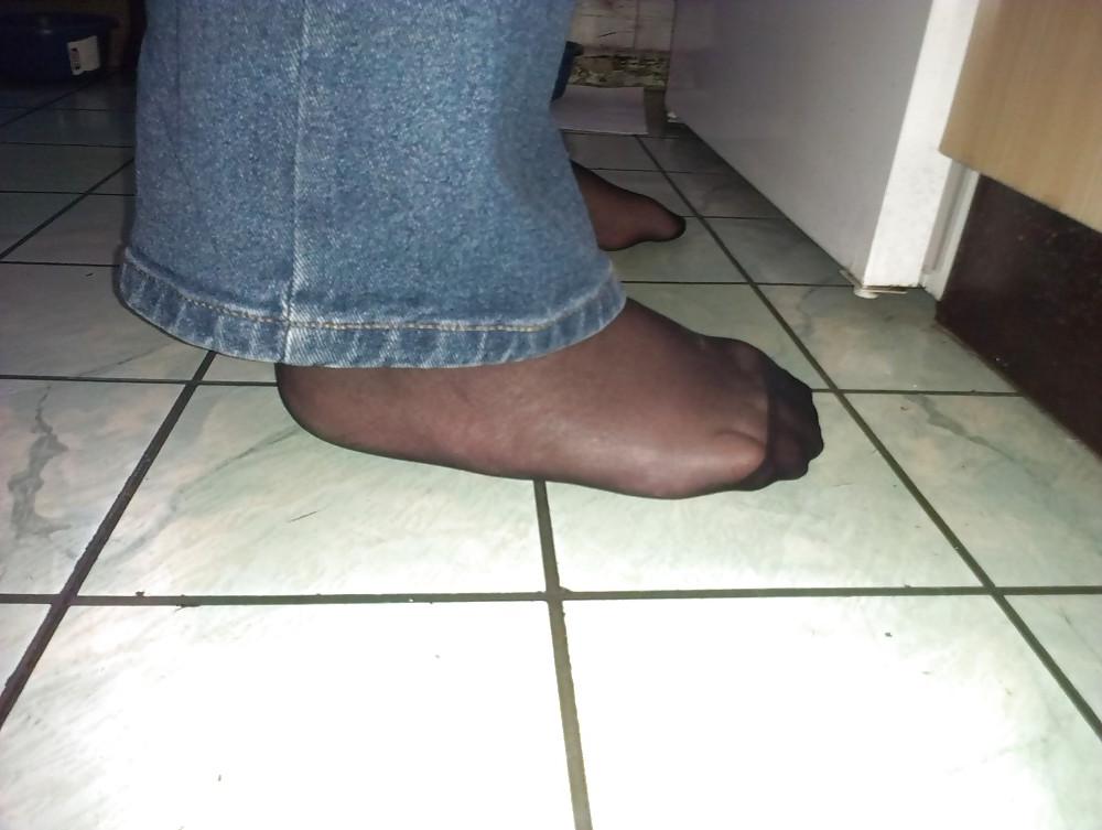 7P 46 yo feet in the kitchen