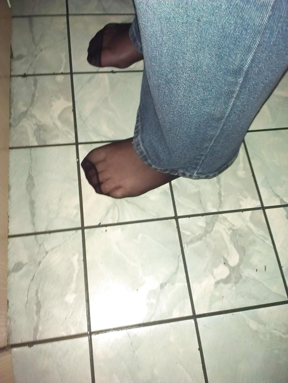 7P 46 yo feet in the kitchen