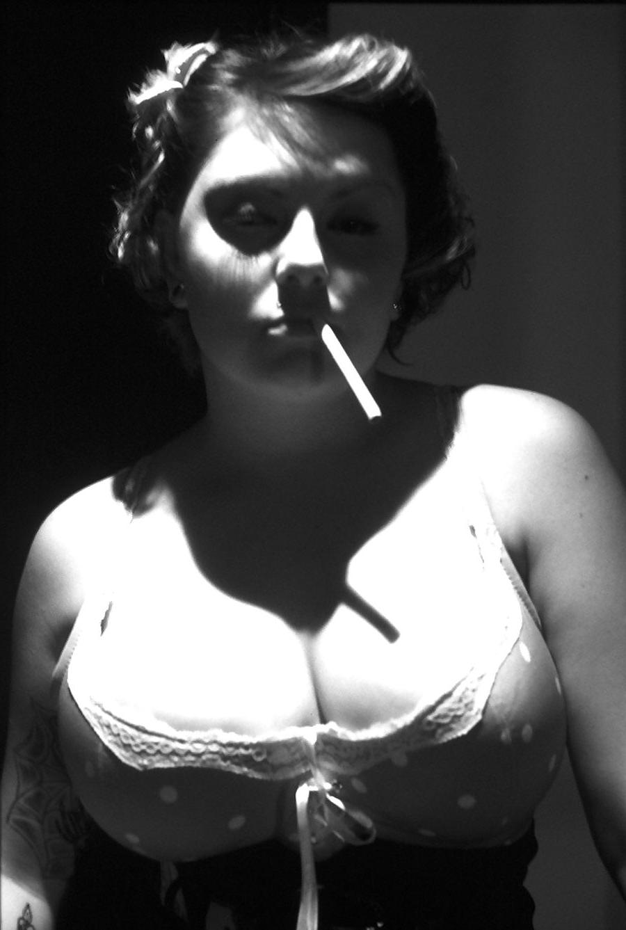 25P Voluptuous Burlesque, Pin-up and Retro Women 8