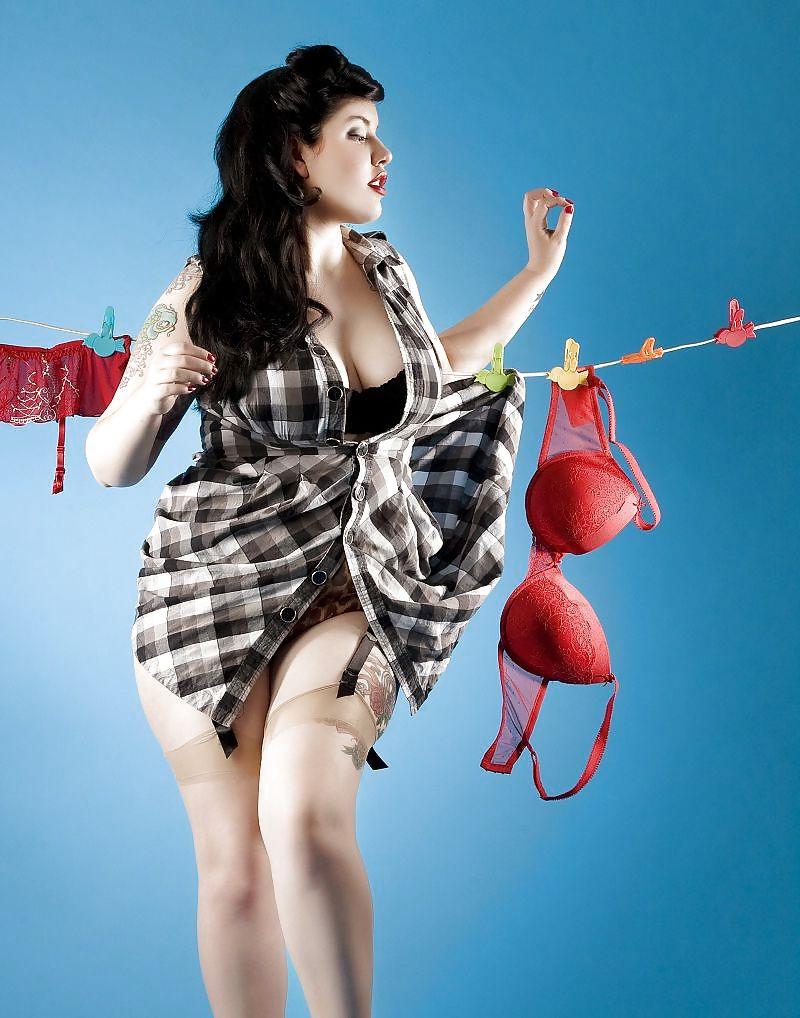 25P Voluptuous Burlesque, Pin-up and Retro Women 8