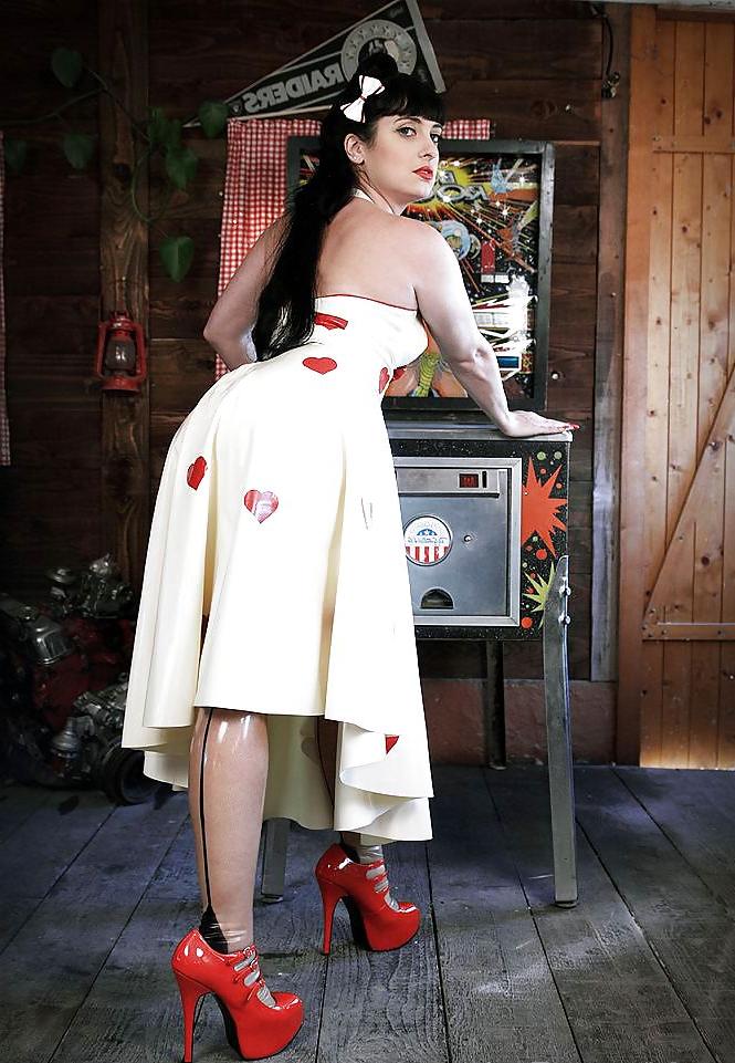 25P Voluptuous Burlesque, Pin-up and Retro Women 8