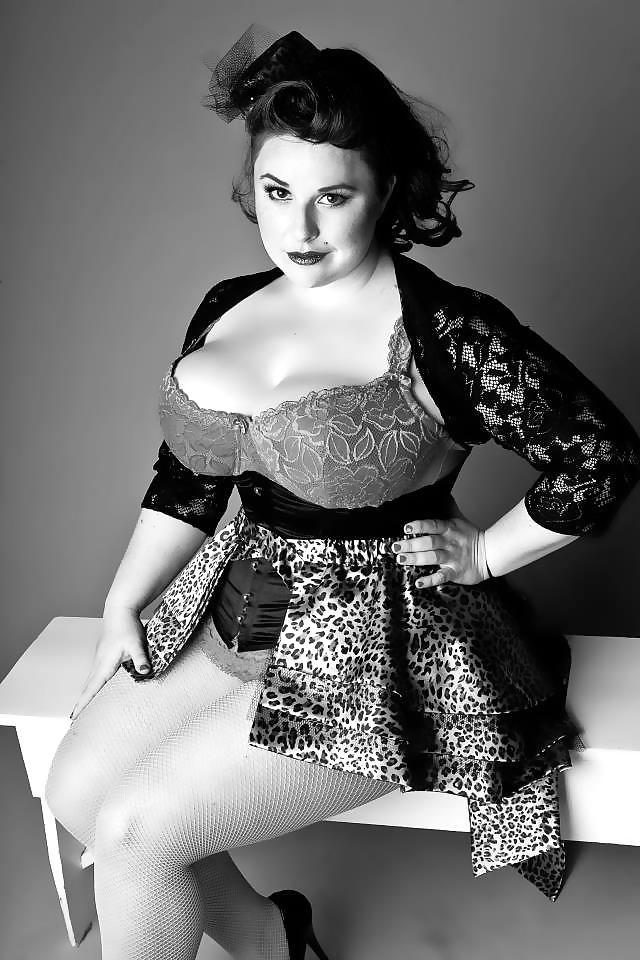 25P Voluptuous Burlesque, Pin-up and Retro Women 8