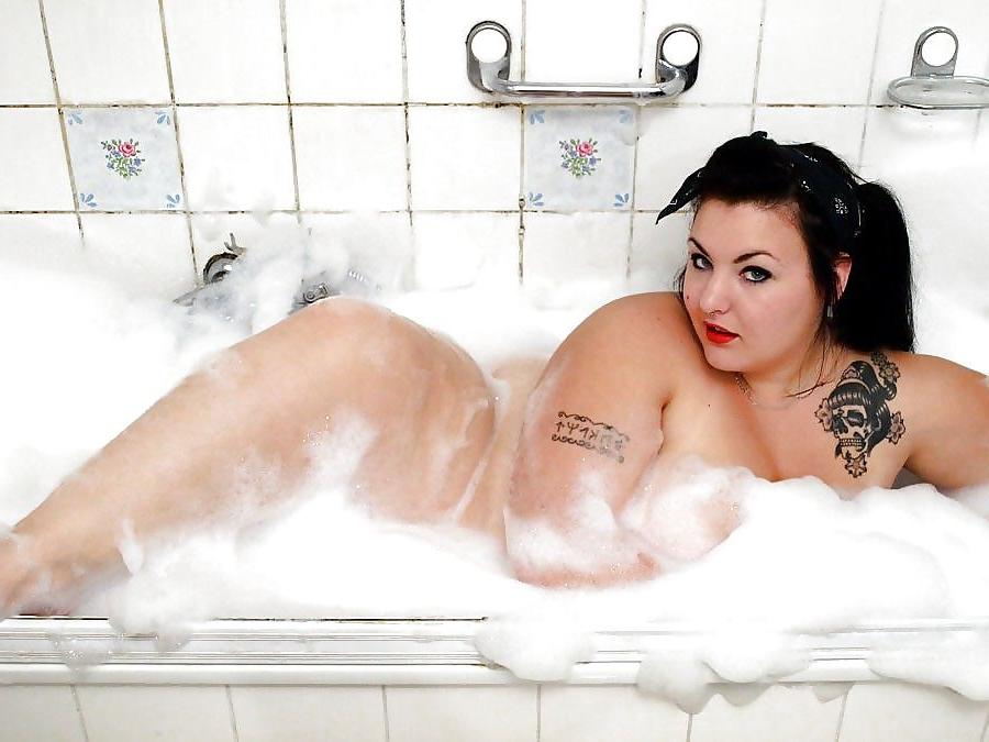 25P Voluptuous Burlesque, Pin-up and Retro Women 8
