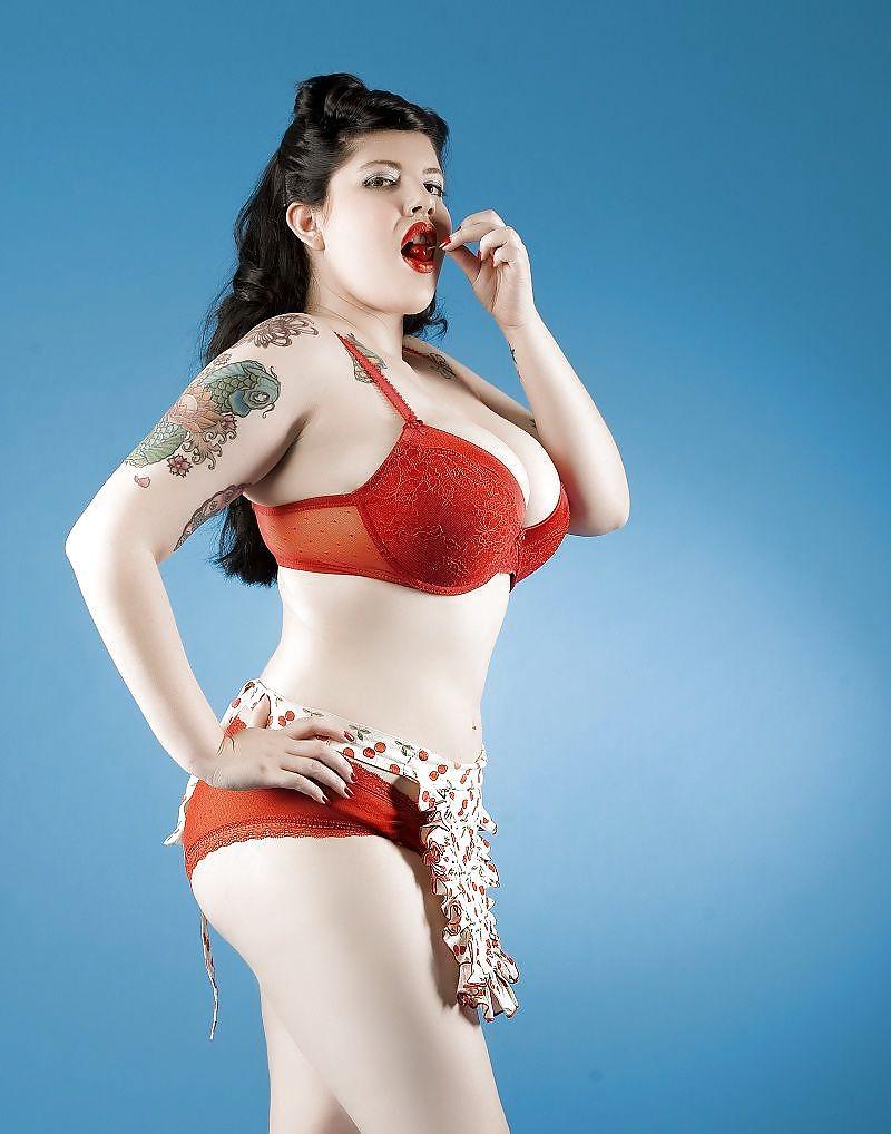 25P Voluptuous Burlesque, Pin-up and Retro Women 8