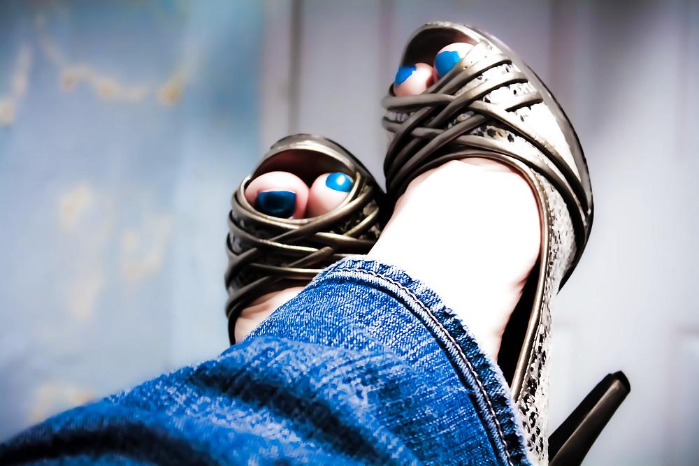 12P My Gorgeous Wifes Feet and Ass
