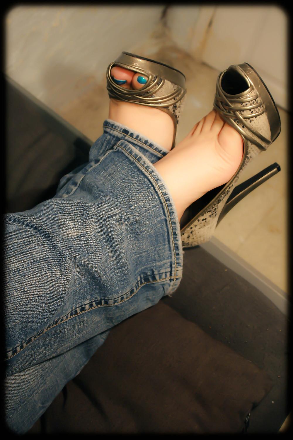12P My Gorgeous Wifes Feet and Ass
