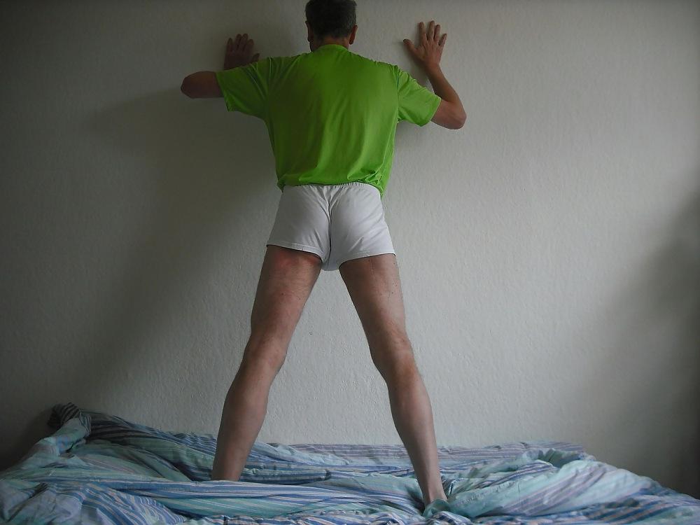 8P Im weissen slip und gruenen shirt
