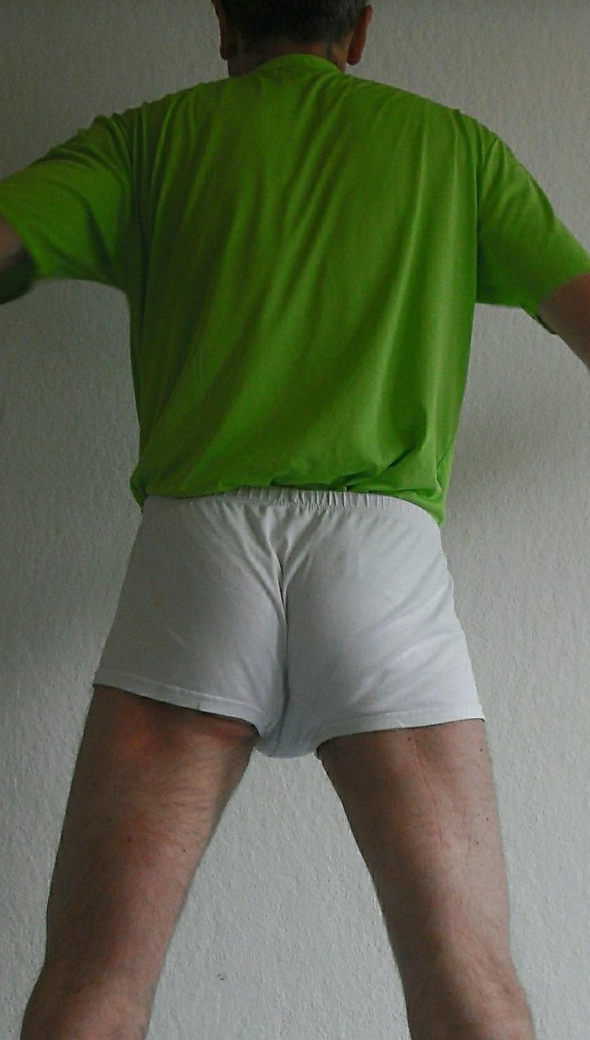 8P Im weissen slip und gruenen shirt