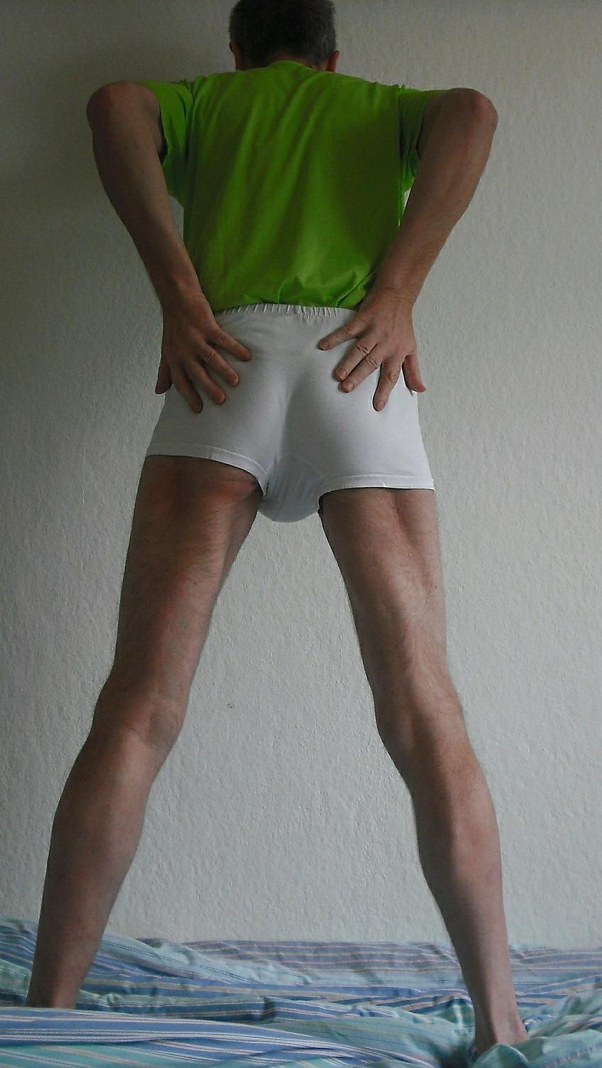 8P Im weissen slip und gruenen shirt