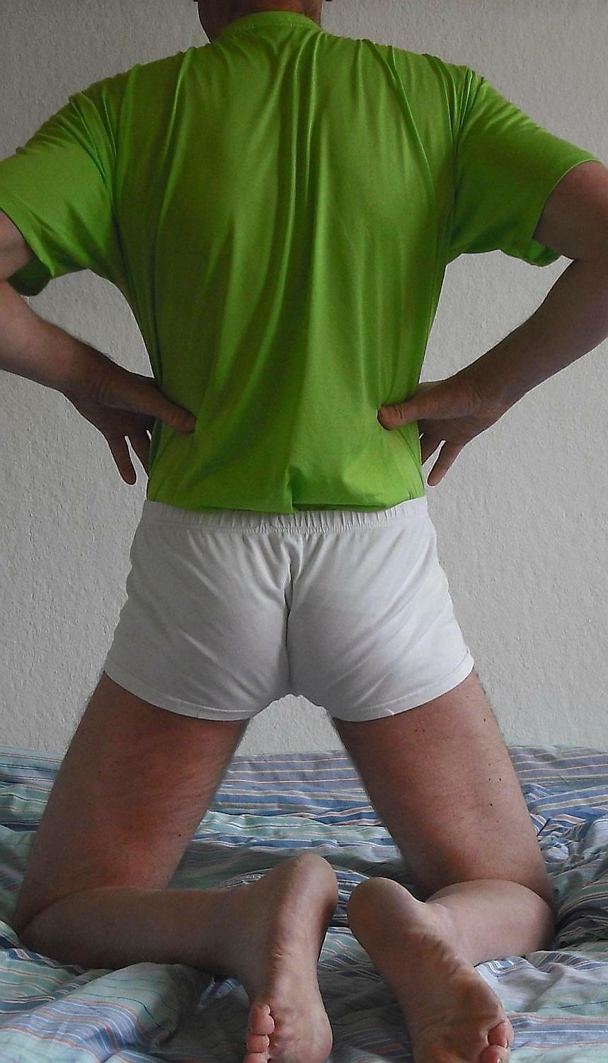 8P Im weissen slip und gruenen shirt