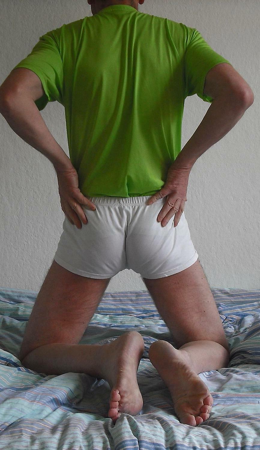 8P Im weissen slip und gruenen shirt