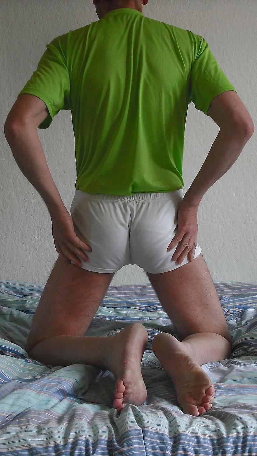 8P Im weissen slip und gruenen shirt