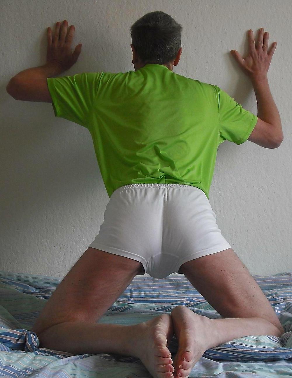 8P Im weissen slip und gruenen shirt