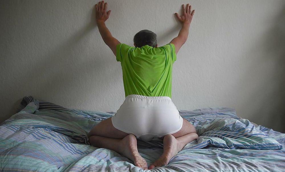 8P Im weissen slip und gruenen shirt
