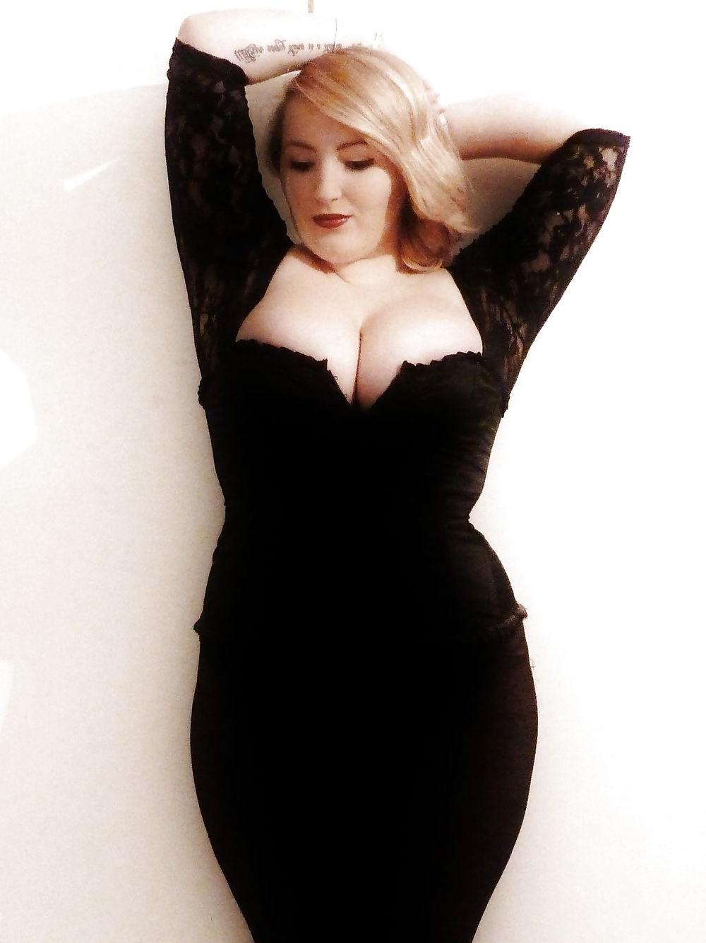 25P Voluptuous Burlesque, Pin-up and Retro Women 9