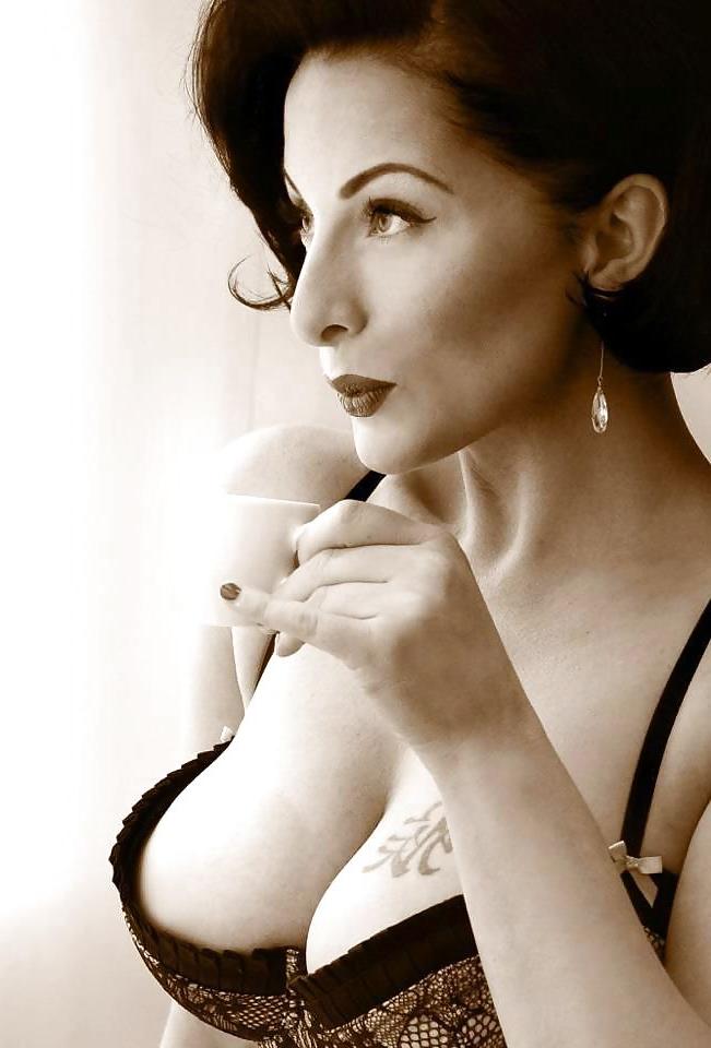 25P Voluptuous Burlesque, Pin-up and Retro Women 9