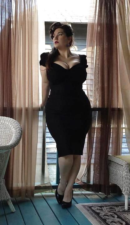 25P Voluptuous Burlesque, Pin-up and Retro Women 9