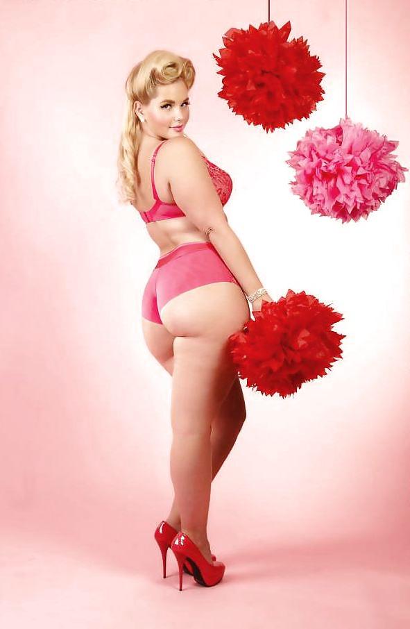 25P Voluptuous Burlesque, Pin-up and Retro Women 9