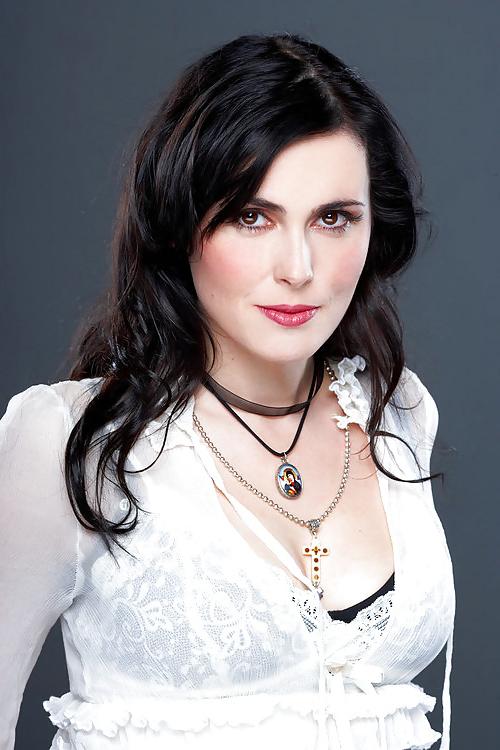 25P Gothic Rock Singers