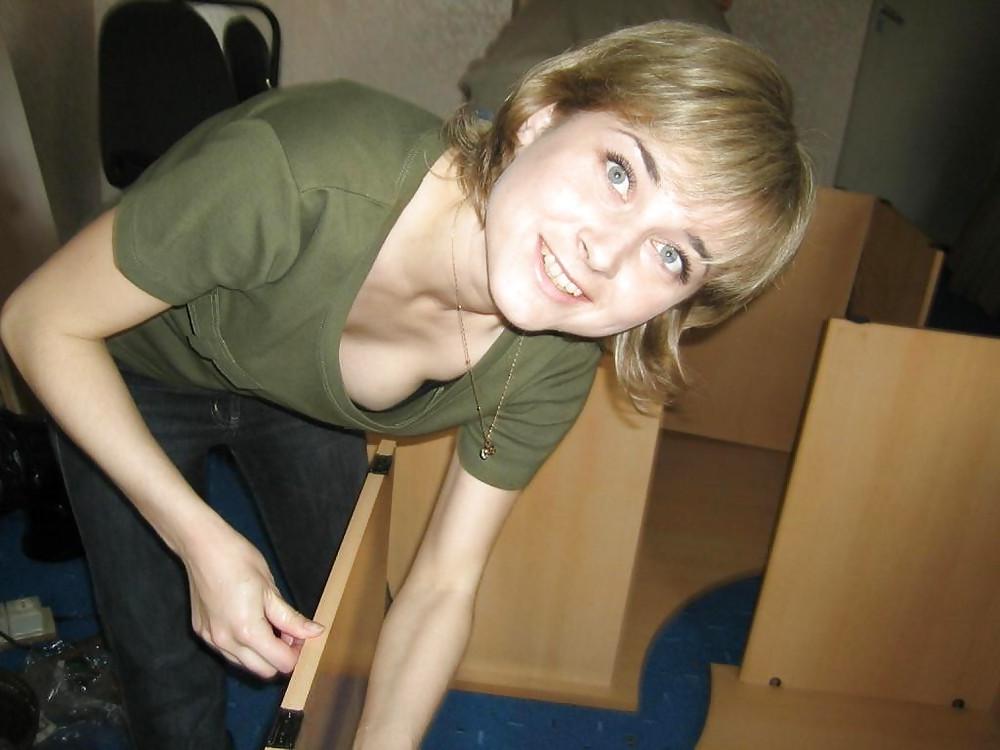 24P Downblouse cleavage