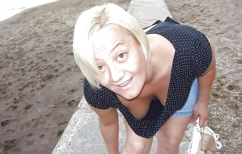 24P Downblouse cleavage