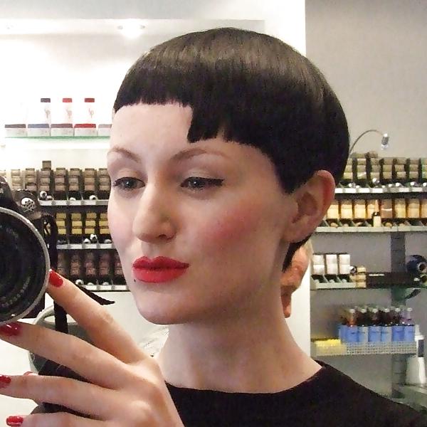 25P Anita: latex & short hair
