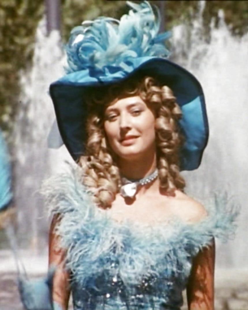 25P Sexy Retro Babe - Carmen Chevalie