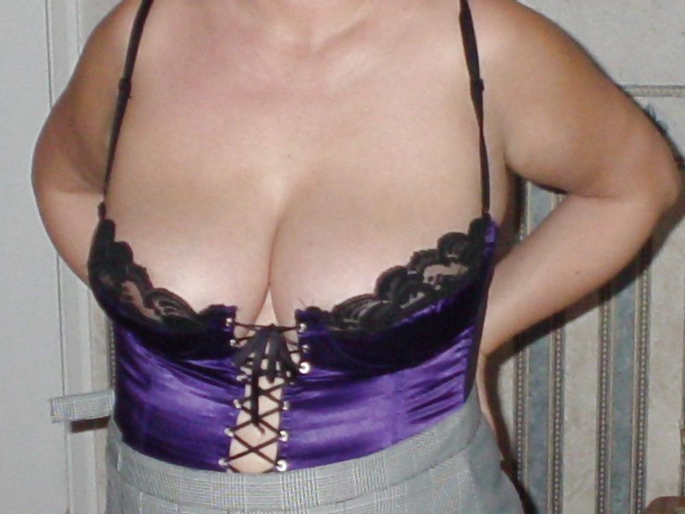 12P Wife - Cleavage