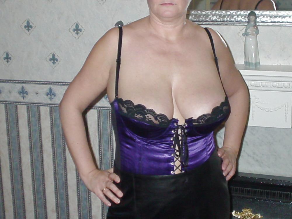 12P Wife - Cleavage