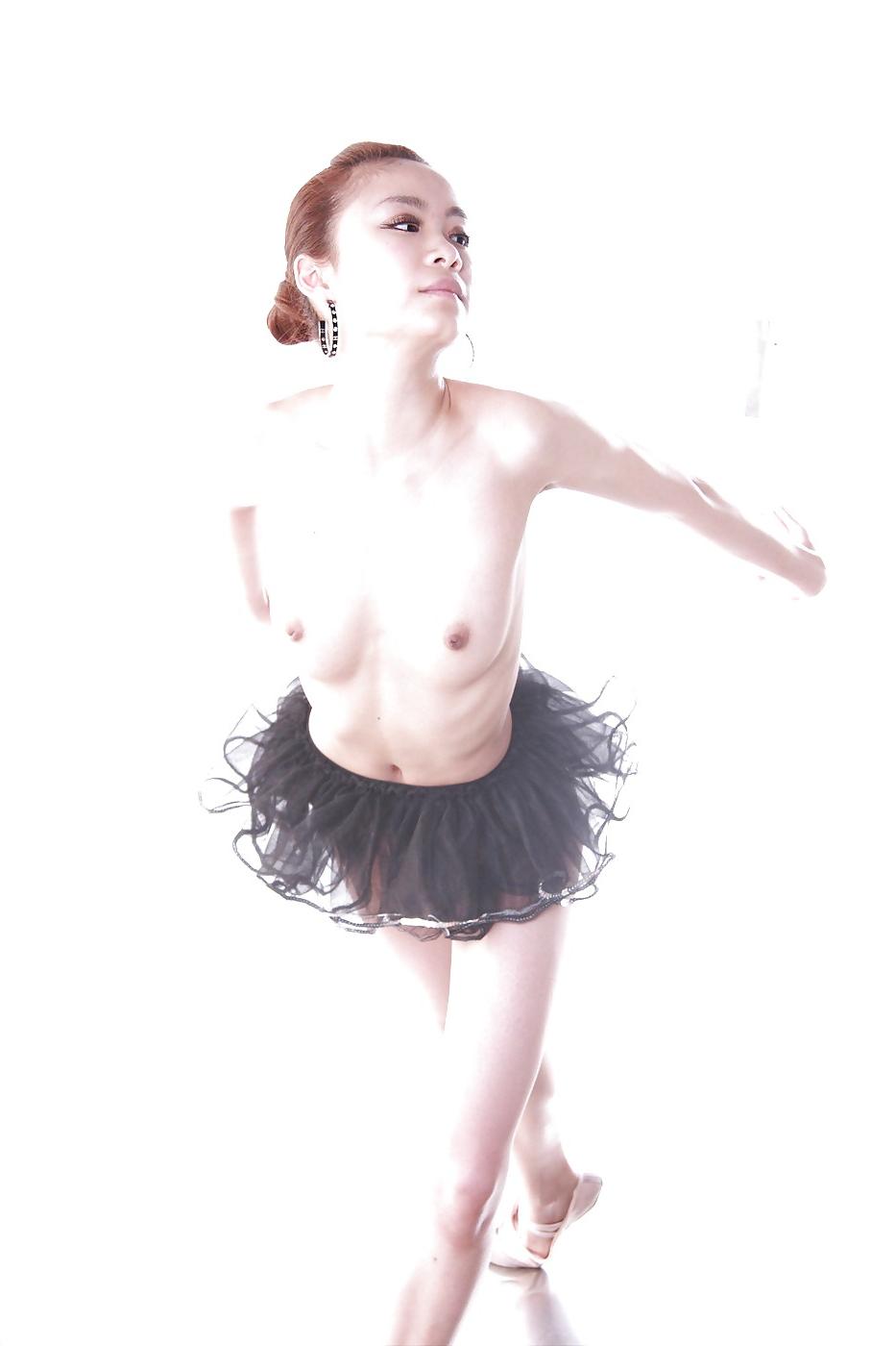 25P ASIAN NUDE BALLERINA STUDIO SHOTS (LL)