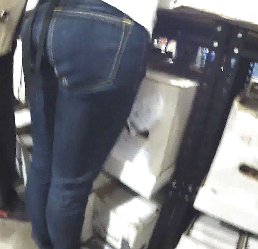 25P Hunting asian ass n legs
