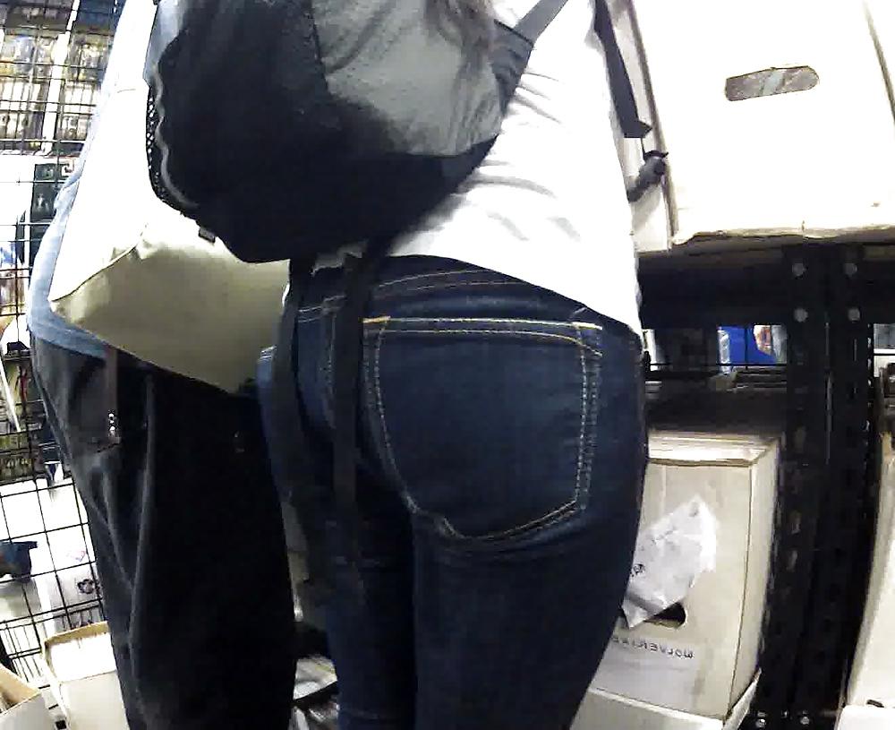 25P Hunting asian ass n legs