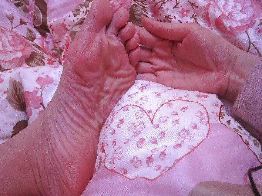 25P Asian feet and foot fetish. My chinese girlfriend's soles!