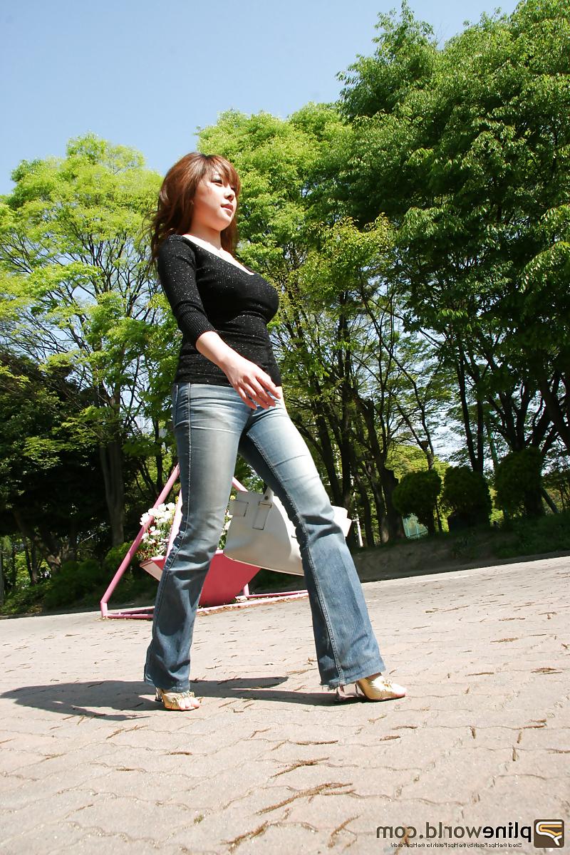 25P Asian girl in jeans candid