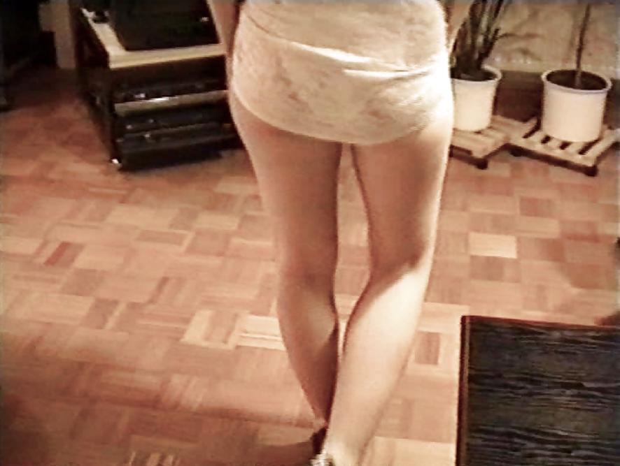 12P SAG – Weißes Bustier mit Reißverschluss und kurzer Spitzenrock, lange Beine, Größe 20