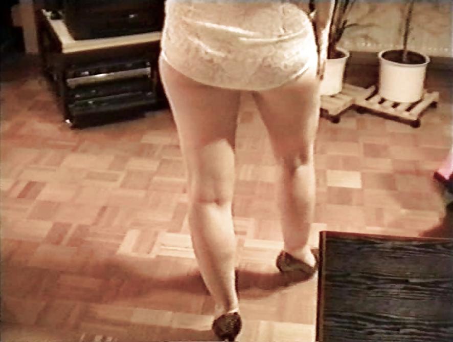12P SAG – Weißes Bustier mit Reißverschluss und kurzer Spitzenrock, lange Beine, Größe 20