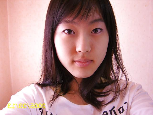 15P Korean girl takes self pics