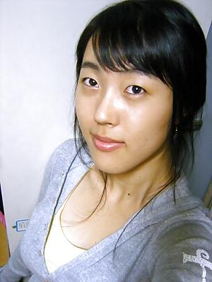 15P Korean girl takes self pics
