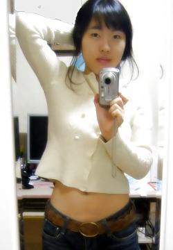 15P Korean girl takes self pics