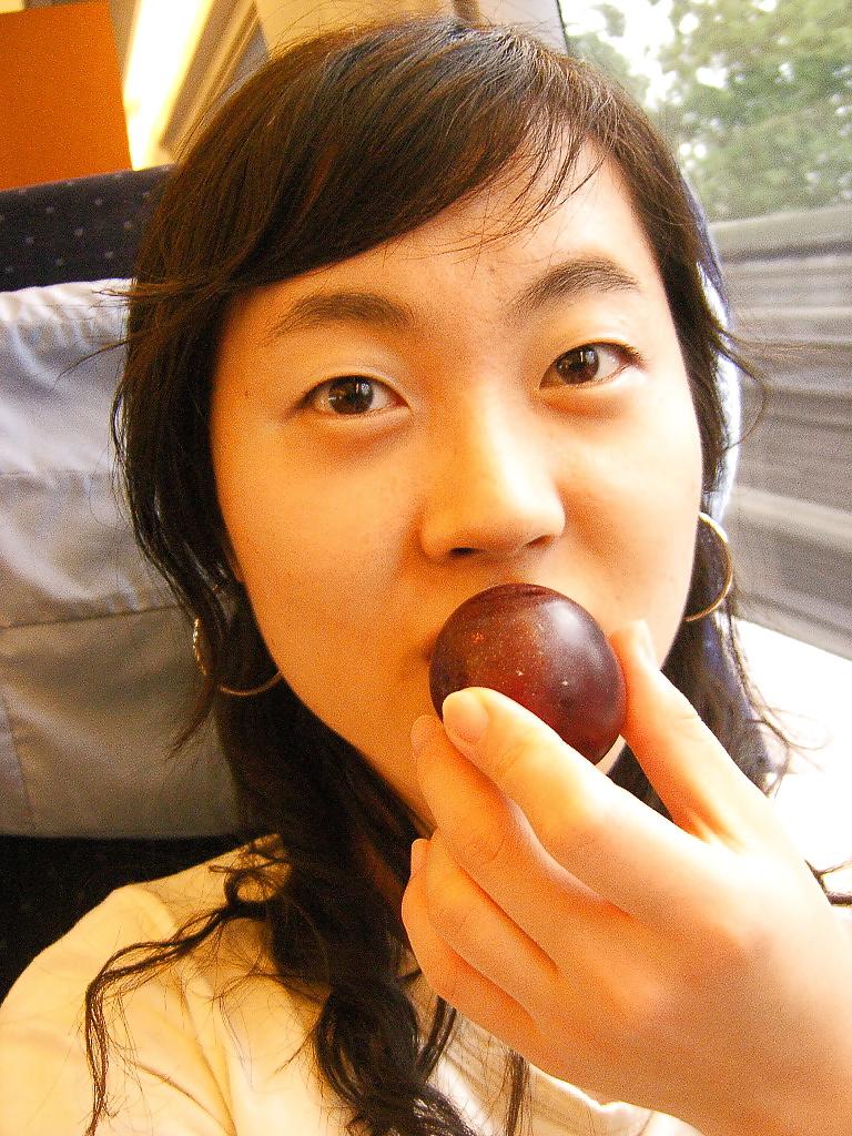15P Korean girl takes self pics