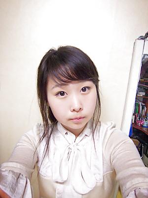 17P Korean girl takes self pics