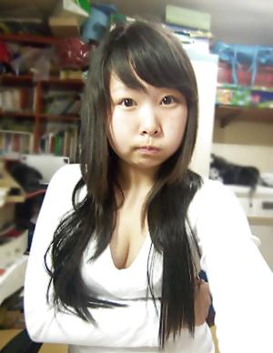 17P Korean girl takes self pics