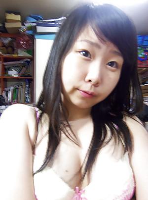 17P Korean girl takes self pics