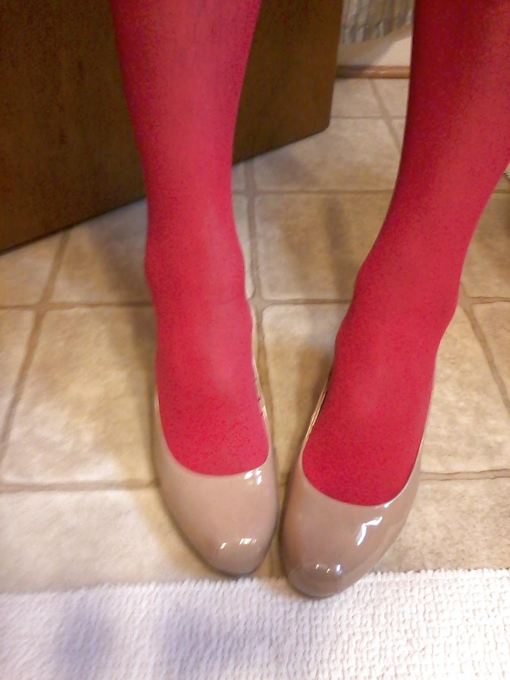 22P Red hose and nude pumps