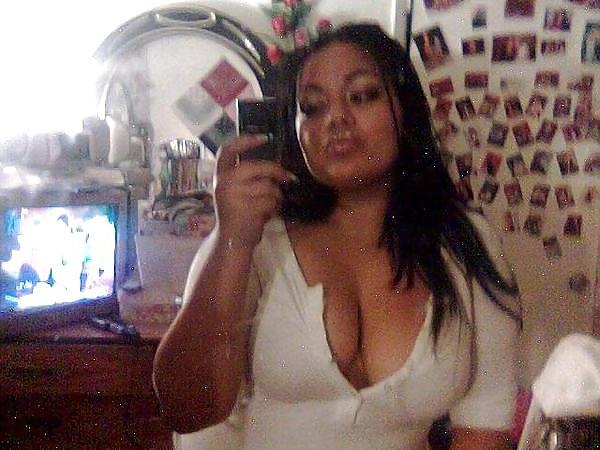 8P Thick latina  with cleavage