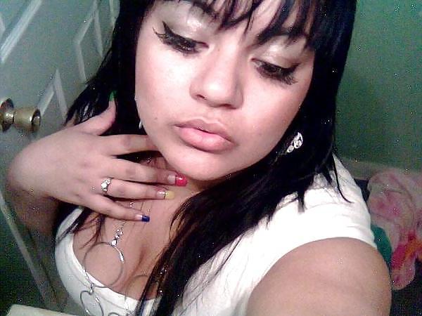 8P Thick latina  with cleavage