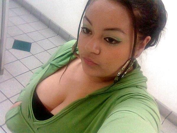 8P Thick latina  with cleavage