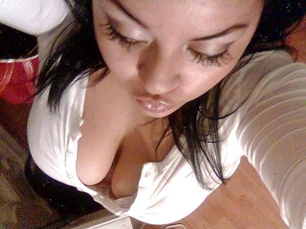 8P Thick latina  with cleavage